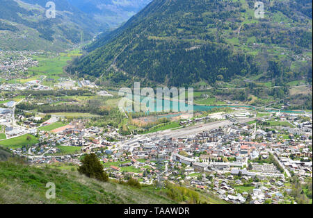 Vue aérienne sur la ville européenne alpine dans une vallée - Bourg-Saint-Maurice Banque D'Images