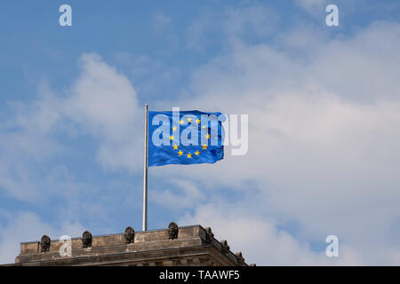 Drapeau européen sur le Reichstag de Berlin Banque D'Images