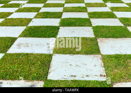 Une matrice de vérification d'herbe et de terre cuite rustique dans un parc extérieur. Jardin japonais. Buenos Aires. Stock photo Banque D'Images