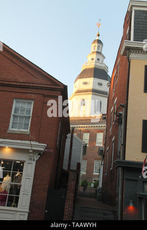 Maryland State House vu derrière les bâtiments, à Annapolis, MD, USA Banque D'Images