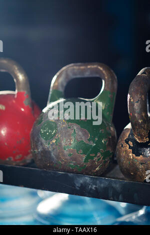 Variété de Kettlebells sur rack dans une salle de sport Banque D'Images