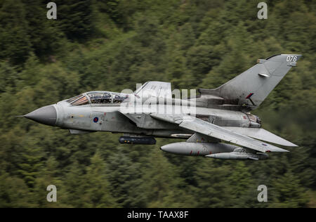 Panavia Tornado Gr4 de la RAF volant bas niveau à l'aide de la boucle de Mach au Pays de Galles, Royaume-Uni Banque D'Images
