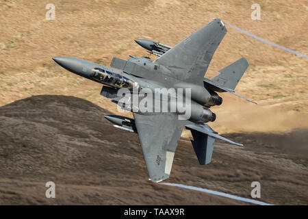Un F-15E Strike Eagle quitte le Bwlch Exit dans la boucle de Mach au Pays de Galles, Royaume-Uni Banque D'Images
