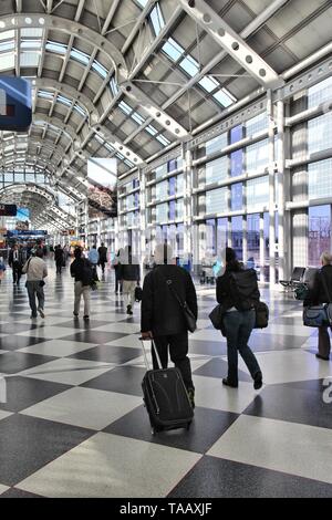 CHICAGO, USA - 1 avril 2014 : les voyageurs à pied de portes à Chicago O'Hare International Airport in USA. C'était le 5ème aéroport le plus fréquenté au monde avec Banque D'Images