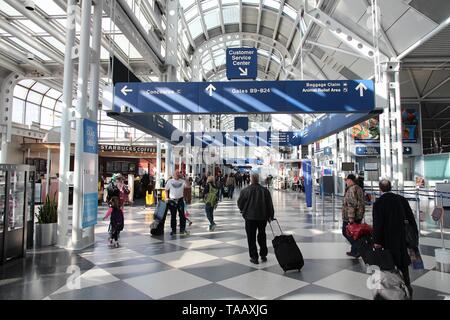 CHICAGO, USA - 1 avril 2014 : les voyageurs à pied de portes à Chicago O'Hare International Airport in USA. C'était le 5ème aéroport le plus fréquenté au monde avec Banque D'Images