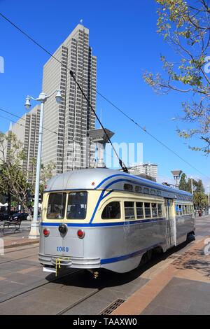 SAN FRANCISCO, USA - 9 avril 2014 : Les gens ride F Market & patrimoine quais ligne de tramway à San Francisco, USA. La ligne a de l'achalandage quotidien 23 208. Banque D'Images