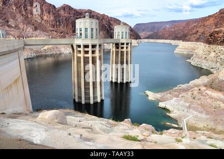 Le Barrage Hoover aux États-Unis. Centrale hydroélectrique sur la frontière de l'Arizona et le Nevada. Faible niveau d'eau. Banque D'Images