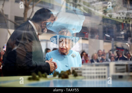 La reine Elizabeth II vues un bâtiment modèle lors d'une visite au quartier général de la British Airways à l'aéroport de Heathrow, Londres, à l'occasion de leur centenaire. Banque D'Images