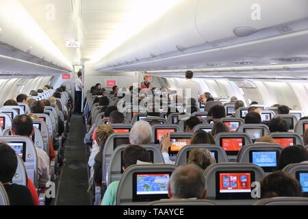 MADRID, ESPAGNE - le 5 octobre 2014 : Les passagers à bord d'Iberia Airbus A340. Iberia fait partie d'International Airlines Group (IAG, maison mère) Banque D'Images