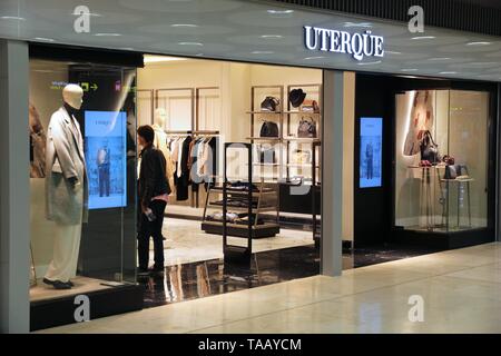 MADRID, ESPAGNE - 20 octobre 2014 : visite des gens Uterque fashion store à l'aéroport Madrid Barajas T4. Il y a 63 boutiques dans l'aéroport par la borne 4. Banque D'Images