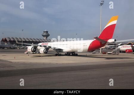 MADRID, ESPAGNE - 20 octobre 2014 : l'Airbus A340 de la compagnie aérienne Iberia à l'aéroport Madrid Barajas. Iberia fait partie d'International Airlines Group (IAG, parent co Banque D'Images
