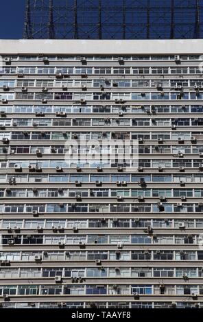 SAO PAULO, BRÉSIL - 6 octobre 2014 : Conjunto Nacional building à Sao Paulo. Conjunto Nacional a été le premier centre commercial du Brésil. Il a été conçu Banque D'Images