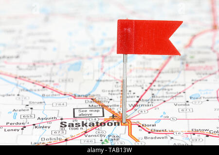 Saskatoon en Saskatchewan, Canada. Drapeau rouge sur une vieille carte indiquant la destination de voyage. Banque D'Images