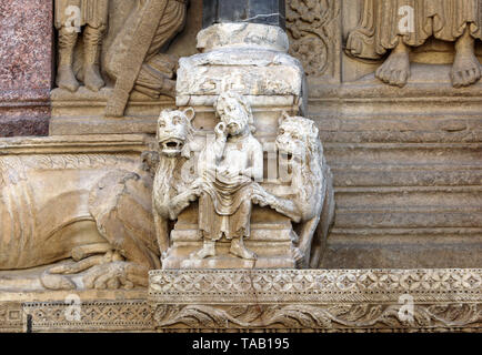 Daniel dans la fosse aux lions sur le portail ouest de la cathédrale Saint Trophime à Arles, France. Bouches-du-Rhône, France Banque D'Images