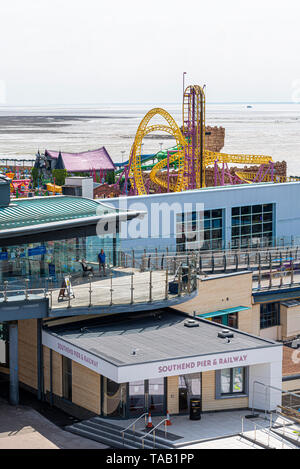 Nouvelle structure d'entrée de bâtiment et jetée de Southend pier railway, Southend on Sea, Essex, Royaume-Uni. Construction moderne Banque D'Images