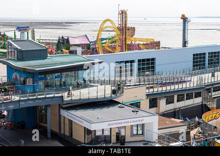 Nouvelle structure d'entrée de bâtiment et jetée de Southend pier railway, Southend on Sea, Essex, Royaume-Uni. Construction moderne Banque D'Images