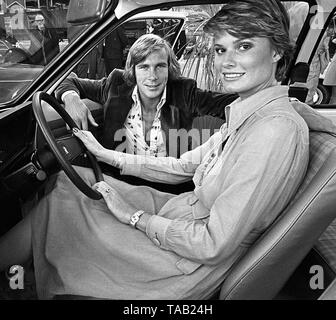 AJAXNETPHOTO. 1975. PORTSMOUTH, ANGLETERRE - MOTOR RACING CHAMPION DU MONDE - James Hunt (À GAUCHE) ET SON ÉPOUSE SUZY (À DROITE) EN VISITE AUX GARAGE SERVICES D'EXAMINER LA première voiture électrique du Royaume-Uni. PHOTO:PETER EASTLAND/AJAX REF:7505 36 2 Banque D'Images