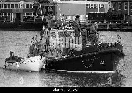 AJAXNETPHOTO. 29e Janvier 1973. GOSPORT, ENGLAND. - Équipage PERDU - TOUS LES HUIT MEMBRES D'ÉQUIPAGE DE LA 424 TJB WEST CARGO ALLEMAND HEDWIG LUNSTEDT ont péri lorsque le navire a chaviré et a coulé AU SUD DE SELSEY BILL DANS LA MANCHE, le nuit du 28/29ème janvier. Sauvetage SELSEY RNLB CHARLES HENRY PHOTOGRAPHIÉ ICI EN ARRIVANT À GOSPORT AVEC CERTAINES DES VICTIMES LORS DU REMORQUAGE D'UN DES CANOTS DU NAVIRE À LA DÉRIVE DANS LE CANAL. PHOTO:JONATHAN EASTLAND/AJAX ref : 730129 6 Banque D'Images