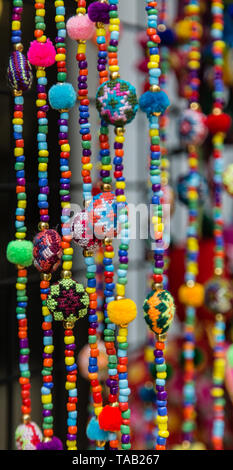 Collier colorés suspendus sur la vente d'affichage Banque D'Images