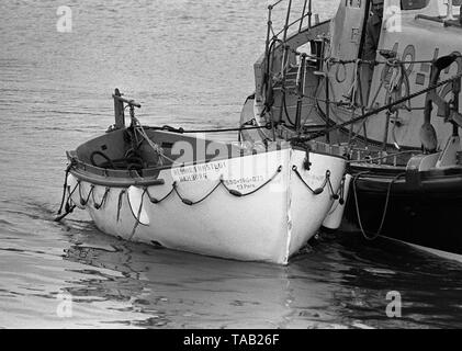 AJAXNETPHOTO. 29e Janvier 1973. GOSPORT, ENGLAND. - Équipage PERDU - TOUS LES HUIT MEMBRES D'ÉQUIPAGE DE LA 424 TJB WEST CARGO ALLEMAND HEDWIG LUNSTEDT ont péri lorsque le navire a chaviré et a coulé AU SUD DE SELSEY BILL DANS LA MANCHE, le nuit du 28/29ème janvier. Sauvetage SELSEY RNLB CHARLES HENRY PHOTOGRAPHIÉ ICI EN ARRIVANT À GOSPORT AVEC CERTAINES DES VICTIMES LORS DU REMORQUAGE D'UN DES CANOTS DU NAVIRE À LA DÉRIVE DANS LE CANAL. PHOTO:JONATHAN EASTLAND/AJAX ref : 730129 7 Banque D'Images
