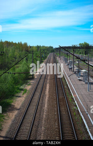 Les voies de chemin de fer qui s'étend dans la distance. Route chemin Banque D'Images