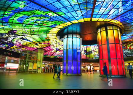 Le dôme de lumière à la station de MRT Formosa Boulevard de Kaohsiung Banque D'Images