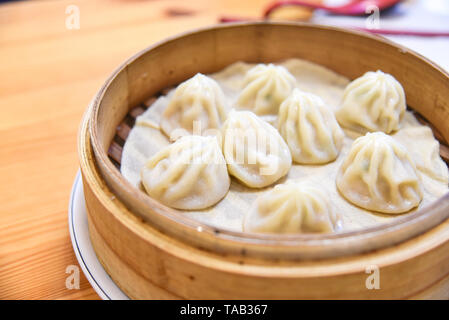 La chine au supermarché de Xiao Long Bao ou boulettes soupe en bateau à vapeur de bambou Banque D'Images