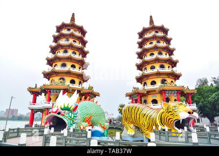 Le Dragon et Tigre de pagodes au Lotus Lake à Kaohsiung, Taiwan Banque D'Images
