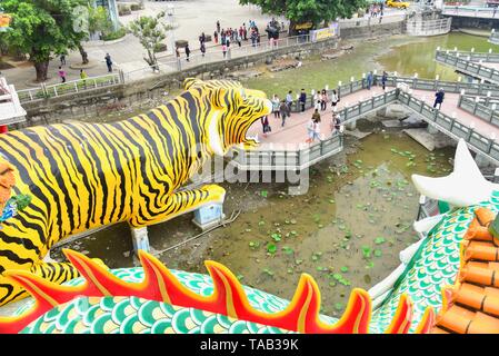 Vue de la Sculpture Tigre du haut de Dragon et Tigre de pagodes à Kaohsiung City Banque D'Images