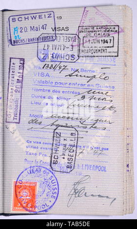 Page en 1940 vintage bleu Britannique passeport avec visa d'entrée stamps Banque D'Images