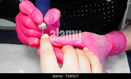 Processus de nettoyage, matériel de manucure ongles par une fraise. Polish Gel dépose Banque D'Images