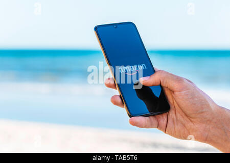 S'Agaró, Espagne 12/05/2019 - Amazon app sur Xiaomi Mi 9 écran du téléphone sur la plage, faire des achats à Amazon de la plage Banque D'Images