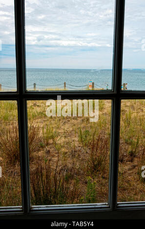 Le lac Michigan vue depuis la fenêtre de la Conserverie ; Sleeping Bear Dunes National Lakeshore ; Glen Haven ; MI ; été ; vertical Banque D'Images