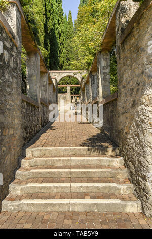 GARDONE RIVIERA, ITALIE - Septembre 2018 : Sentier en escalier entre deux murs de pierre dans le Vittoriale degli Italiani gardens à Gardone Riviera. Banque D'Images