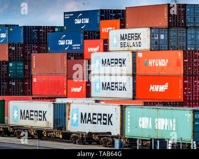 Terminal de fret ferroviaire UK - conteneurs d'expédition intermodal chargés sur les trains de marchandises pour le transport à Felixstowe Port Railhead. Banque D'Images