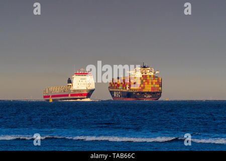 Les navires passant par Felixstowe UK - Rijnborg conteneurs navire entrant dans Felixstowe Port UK passe le MSC Genève en sortant du port Banque D'Images