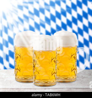 Verres de bière avec un drapeau bavarois (Oktoberfest) Banque D'Images