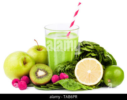 Smoothie vert avec des fruits et légumes sur fond blanc Banque D'Images