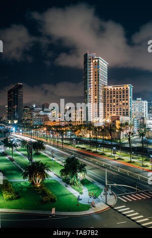Cityscape view du centre-ville de San Diego et du port de conduire la nuit, à San Diego, Californie Banque D'Images