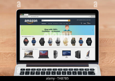 Un Apple Macbook affiche le site web d'Amazon (usage éditorial uniquement). Banque D'Images