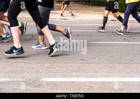 Valencia, Espagne - 19 mai 2019 : les coureurs méconnaissables sur l'asphalte de la ville, avec l'espace pour le texte et copier. Banque D'Images