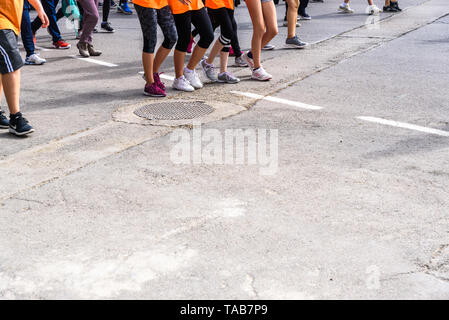 Valencia, Espagne - 19 mai 2019 : les coureurs méconnaissables sur l'asphalte de la ville, avec l'espace pour le texte et copier. Banque D'Images