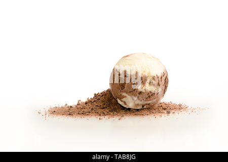 Boule de crème glacée, chocolat et vanille avec des ingrédients, poudre de cacao, isolé sur un fond blanc. Banque D'Images