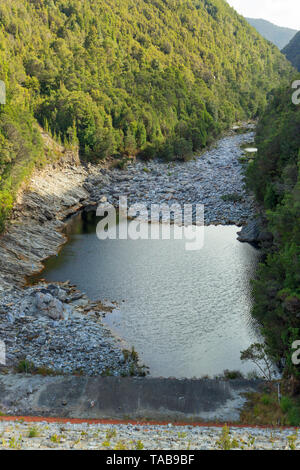 À l'aval du barrage le long de la Serpentine la Serpentine River dans le sud-ouest de la Tasmanie en Australie. Banque D'Images