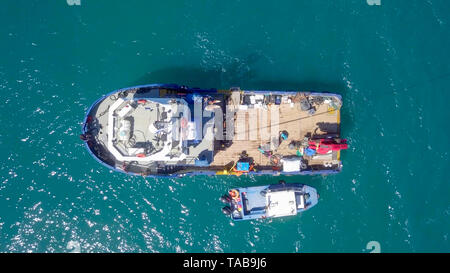 Bateau de pêche en mer avec un plus petit bateau amarré à côté - Vue aérienne de l'image. Banque D'Images