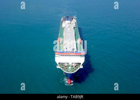 L'image aérienne d'une grande RoRo (Roll on/off) navire transporteur de véhicules d'une croisière sur la mer Méditerranée Banque D'Images