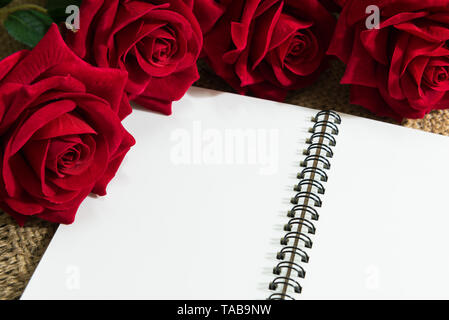 Note quotidienne-livre de l'amour et de rose rouge sur un fond de bois. pour la Saint-Valentin Banque D'Images