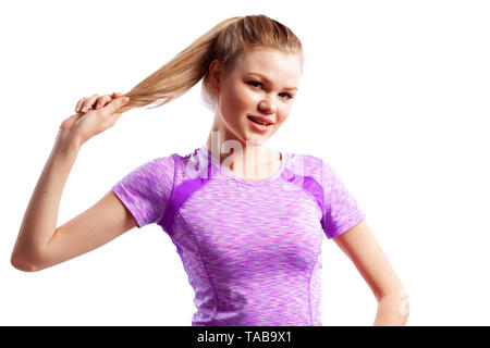 Femme sportive en t-shirt et souriant sur fond blanc possing isolés. Photo de la femme dans les vêtements de sport sur fond blanc. Force et m Banque D'Images