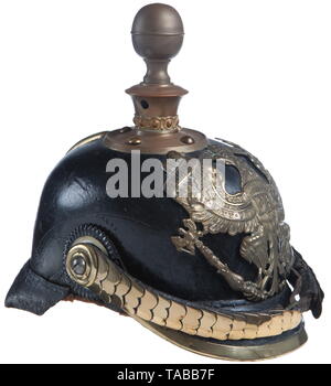 Un casque allemand m'en 1860 pour les soldats du 46e Régiment d'artillerie de corps en cuir noir avec grand pare-soleil avant et arrière, les fendillements sur tous les cuirs, regimentally frappée à l'intérieur corps 'FAR 46', pas de chemise. Laiton grande ligne prussienne eagle attaché avec deux écrous et vis postes, un poste a trou élargi, l'honneur du régiment de bannières sur la plaque avant. Péninsule de 'Waterloo' GÖHRDE. Spike/bille en laiton, base, spline et attaches parisiennes pour spike, base ball et spike et agent de base semblent remplacement possible, grande télévision avec jugulaire en laiton M 60 , Additional-Rights Clearance-Info-acier-Not-Available Banque D'Images