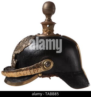 Un casque allemand m'en 1860 pour les soldats du 46e Régiment d'artillerie de corps en cuir noir avec grand pare-soleil avant et arrière, les fendillements sur tous les cuirs, regimentally frappée à l'intérieur corps 'FAR 46', pas de chemise. Laiton grande ligne prussienne eagle attaché avec deux écrous et vis postes, un poste a trou élargi, l'honneur du régiment de bannières sur la plaque avant. Péninsule de 'Waterloo' GÖHRDE. Spike/bille en laiton, base, spline et attaches parisiennes pour spike, base ball et spike et agent de base semblent remplacement possible, grande télévision avec jugulaire en laiton M 60 , Additional-Rights Clearance-Info-acier-Not-Available Banque D'Images